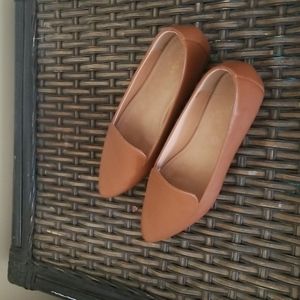 Old Navy Caramel colored pointed toe loafers. Size 8.5 M.